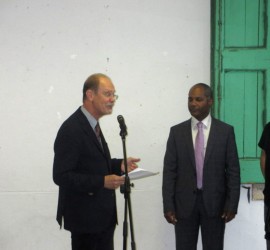 Jean Tkaczuk remet la pétition à Rodrigue Roch.