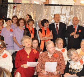 Jean Tkaczuk , Maire de Lisle avec Michel Faruch, Président de la maison de retraite et Mme Robbes Directrice, au milieu des personnels de la résidence et derrière les membres de la chorale des résidents de l’EPHAD.