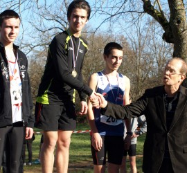 Jean Tkaczuk félicite le champion départemental cadet.